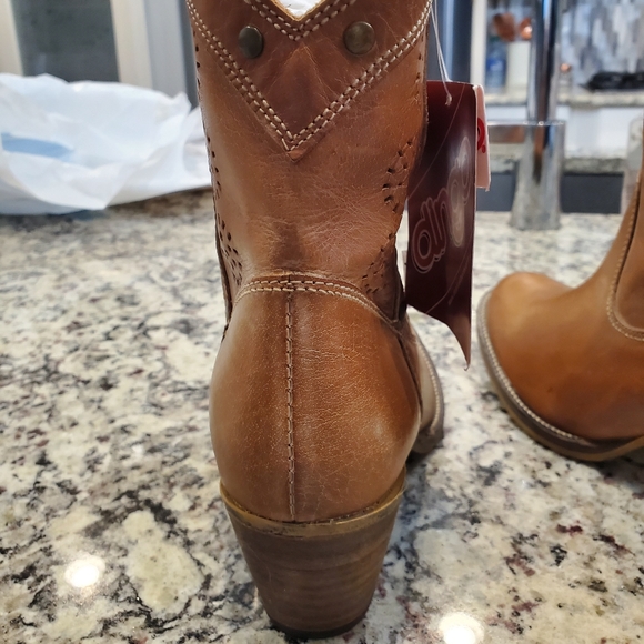 Distressed Dingo Boots - Picture 6 of 10